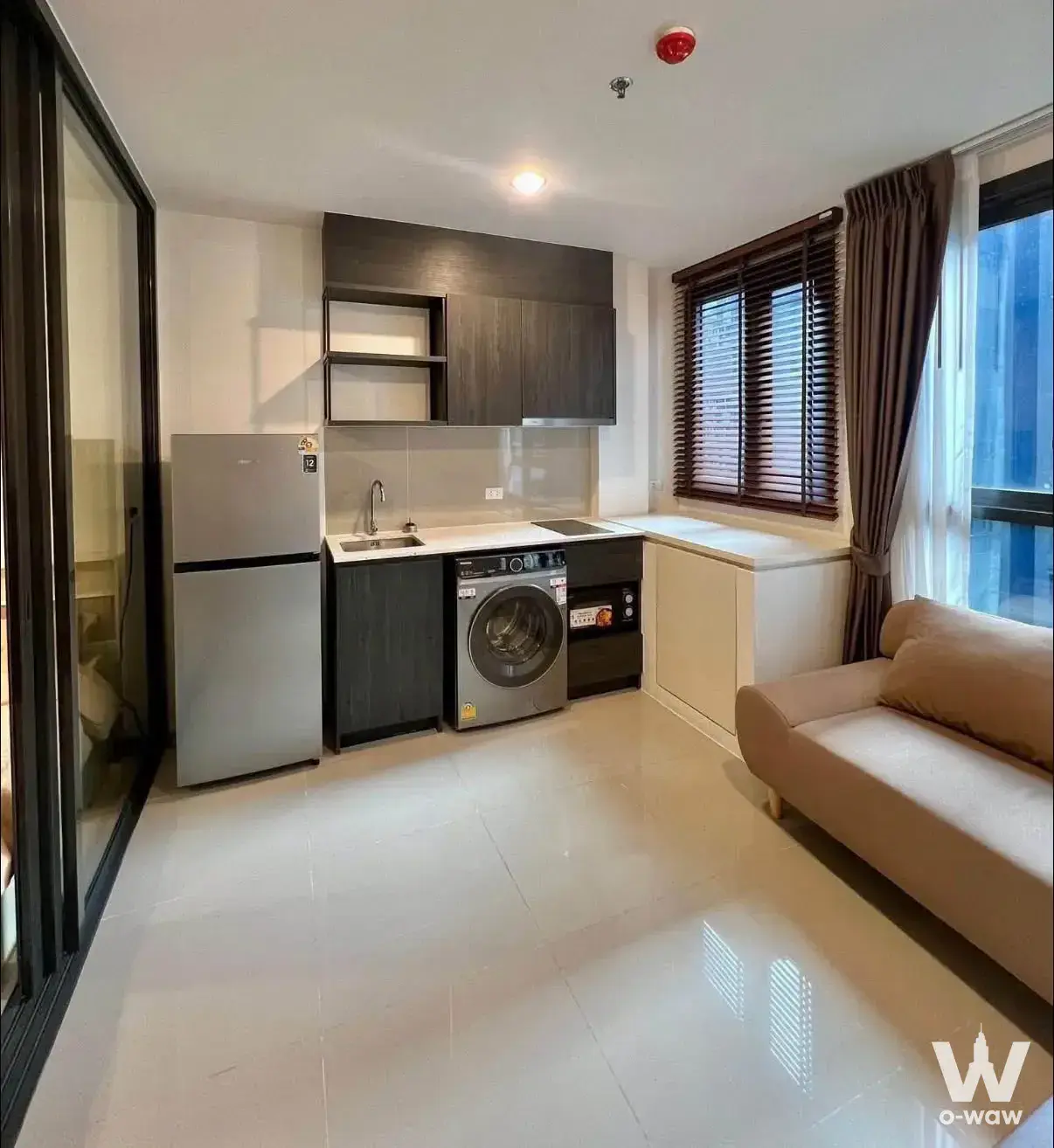 1-bed condo for rent in XT HUAIKHWANG with open-plan layout, beige glossy tiles, and dark wood kitchen cabinets