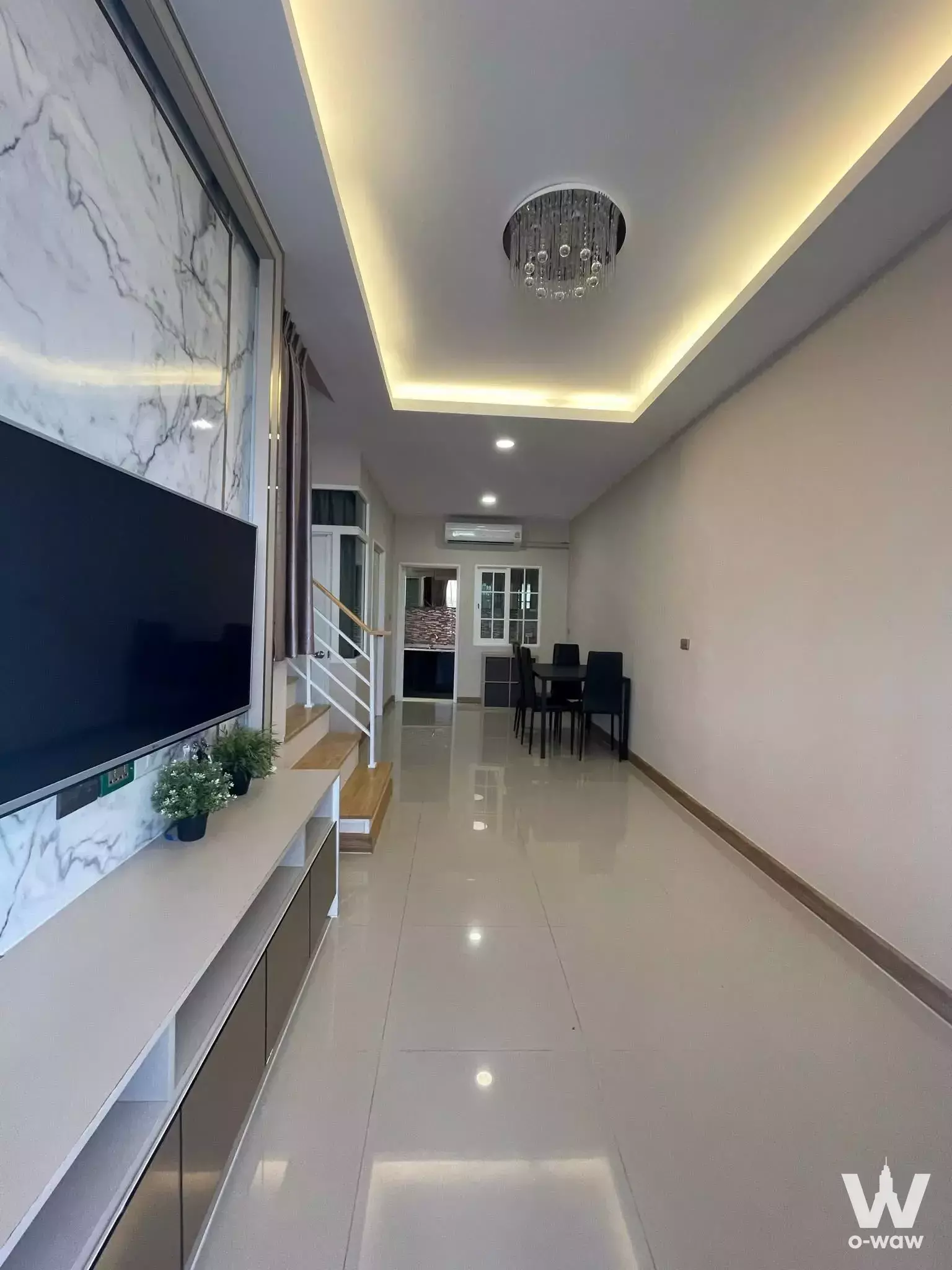 Golden Town 3 Bangna-Suanluang three-bedroom house living room with crystal chandelier and feature wall