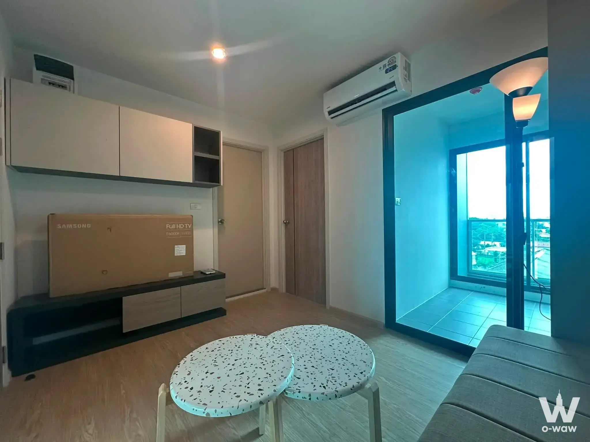 Bright living room in a 1-bed condo for sale at The Excel Ratchada 18 featuring light wood floors and built-in cabinetry