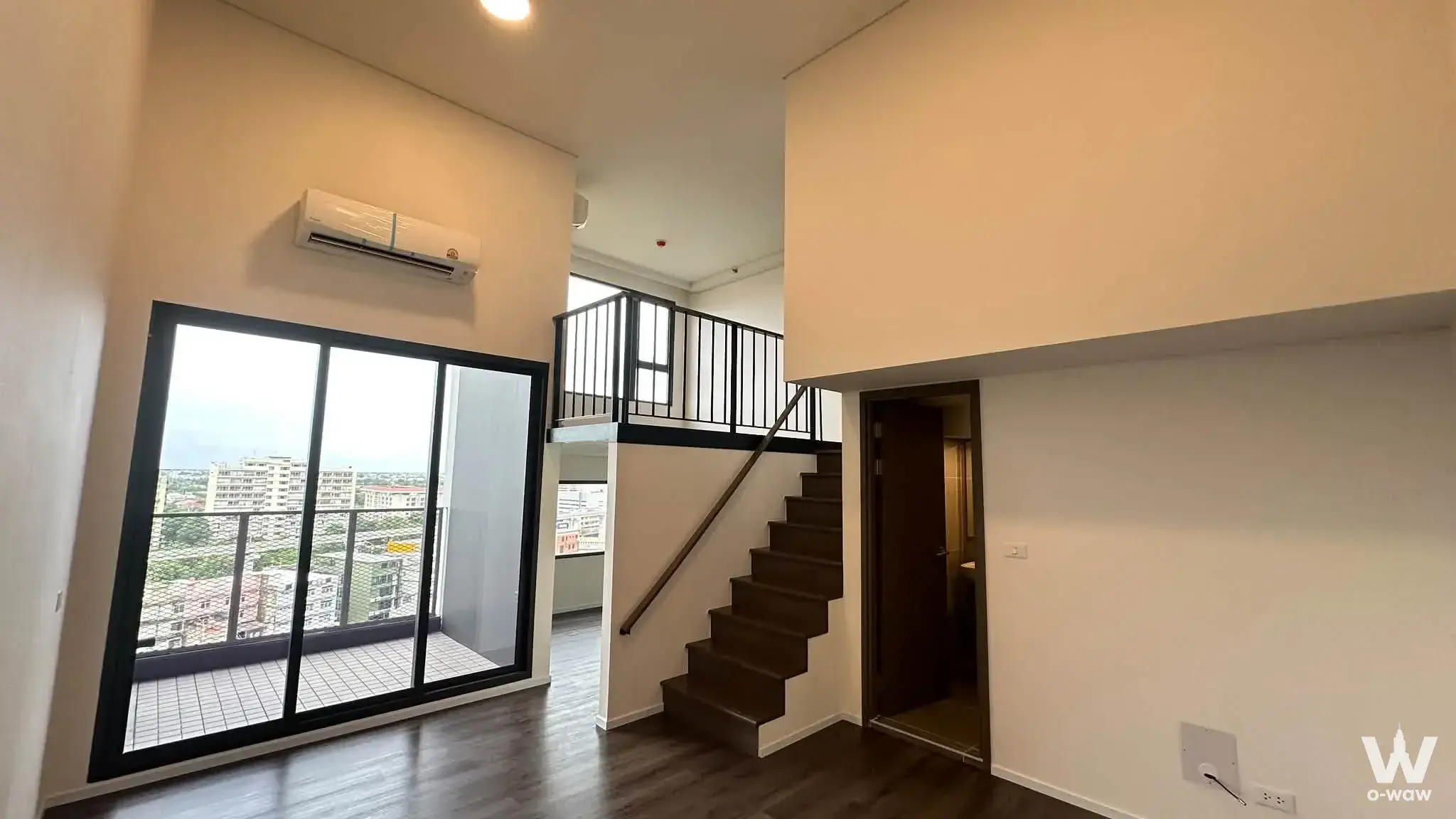 Condo with 2 bedrooms for sale at Opposite Fashion Island, near Chaloem Phra Ram 9 Elevated Railway Line (Pink Line) — photo 1 of 5