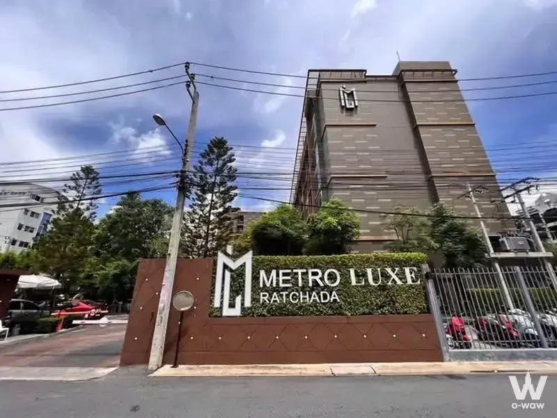 Near MRT Huai Khwang