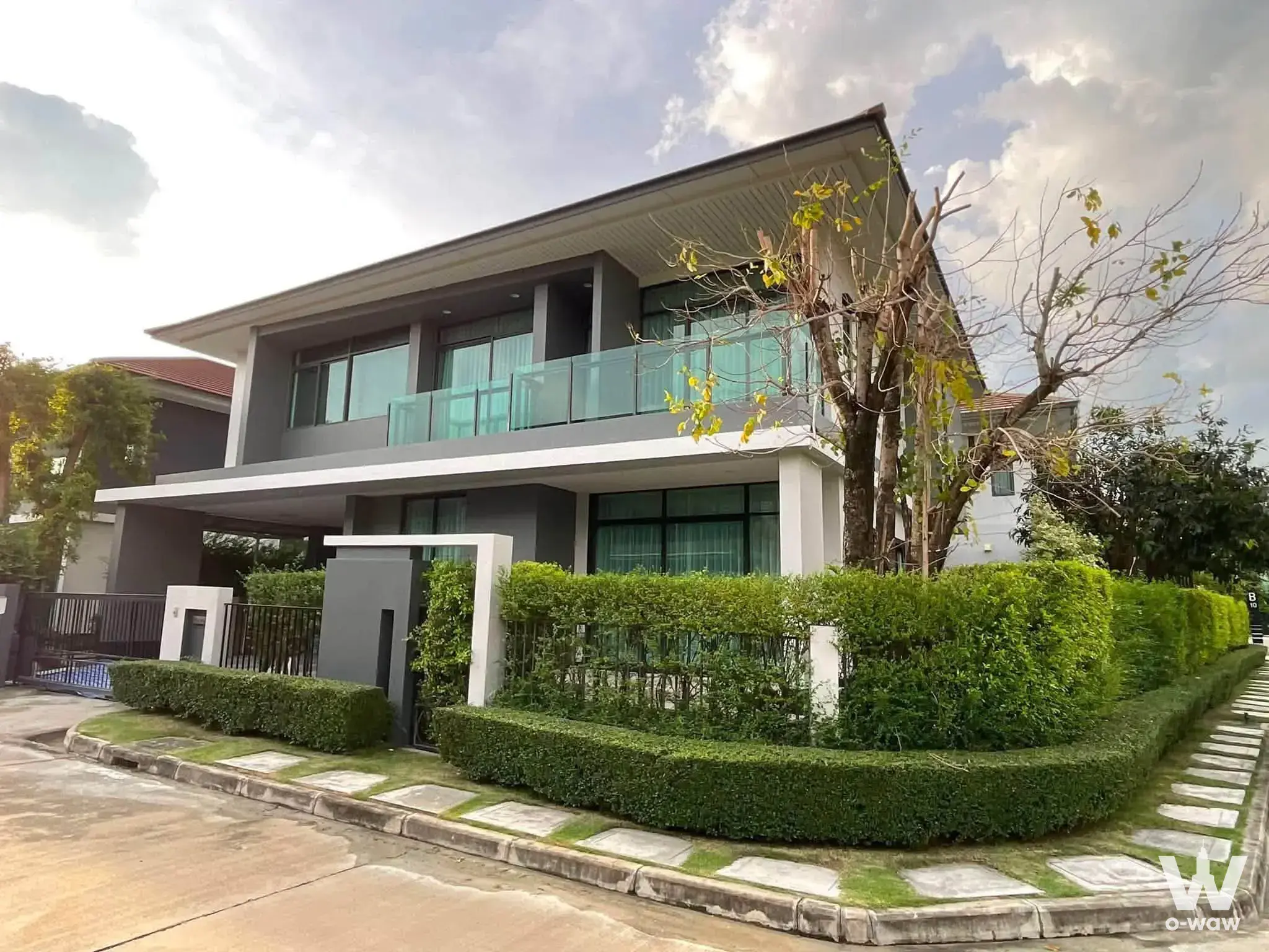 Condo with 3 bedrooms for rent at Setthasiri Krungthep Kreetha — photo 1 of 5