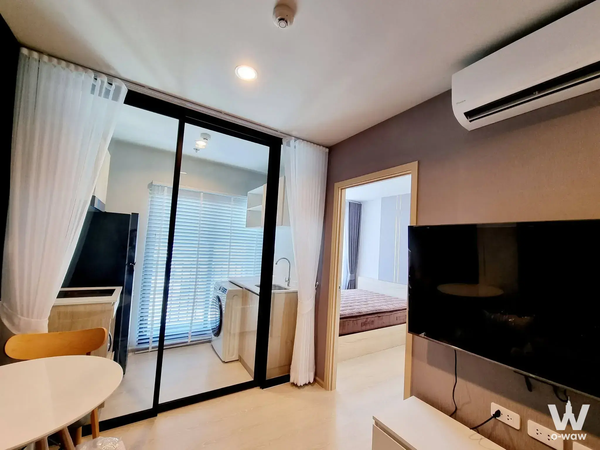 Near MRT Chula-Sukhumvit, opposite Pantip Ngamwongwan, The Mall Ngamwongwan (200m), Nonthawit Hospital, Grand Plaza, Tesco, DPU University. Access to expressways.