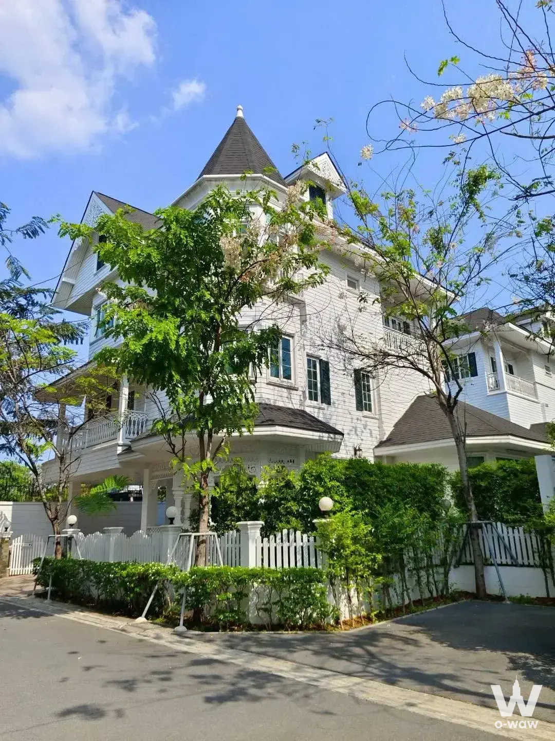 Srinakarin Road (Bangna-Trad Soi 33), near Siam MRT Station (Yellow Line)
