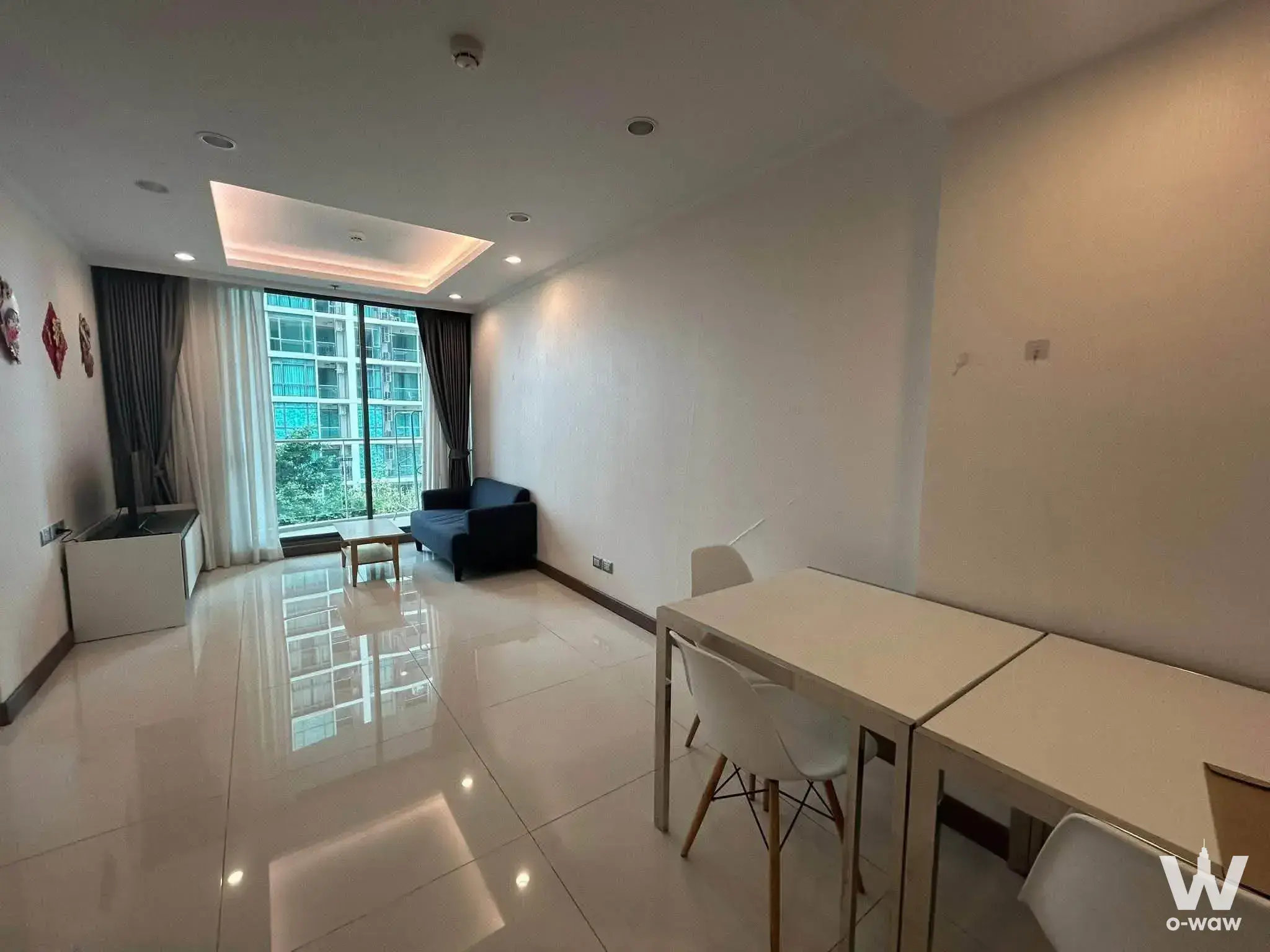 Open living-dining room with glossy tile and high-rise view in a 1-bed rental in Supalai Oriental, Sukhumvit 39