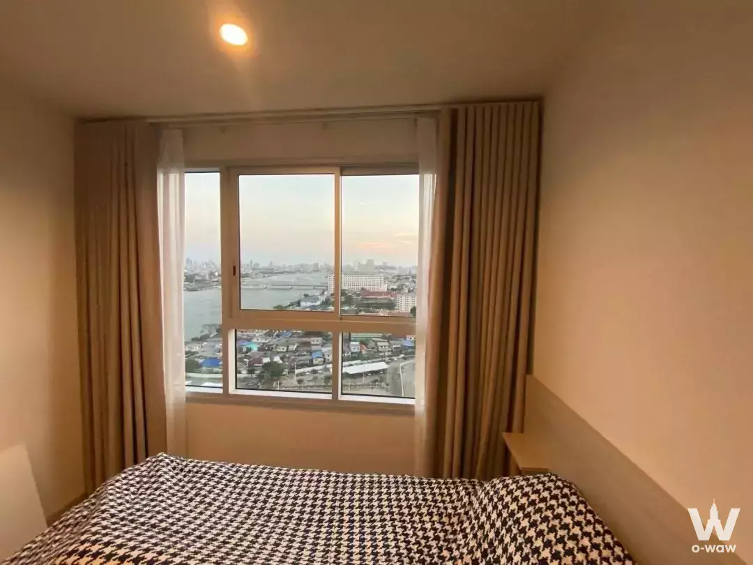 Bang Phlat, near MRT Bang Phlat station (300 meters)