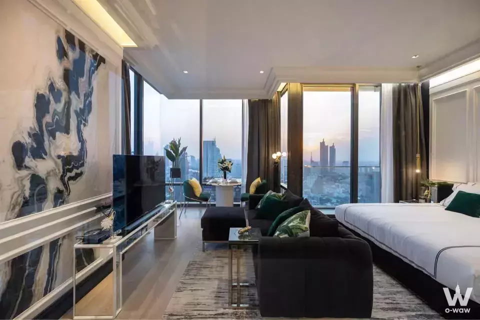 Luxury 1-bed condo for rent in Ashton Silom featuring blue-white marble accent wall and city skyline view
