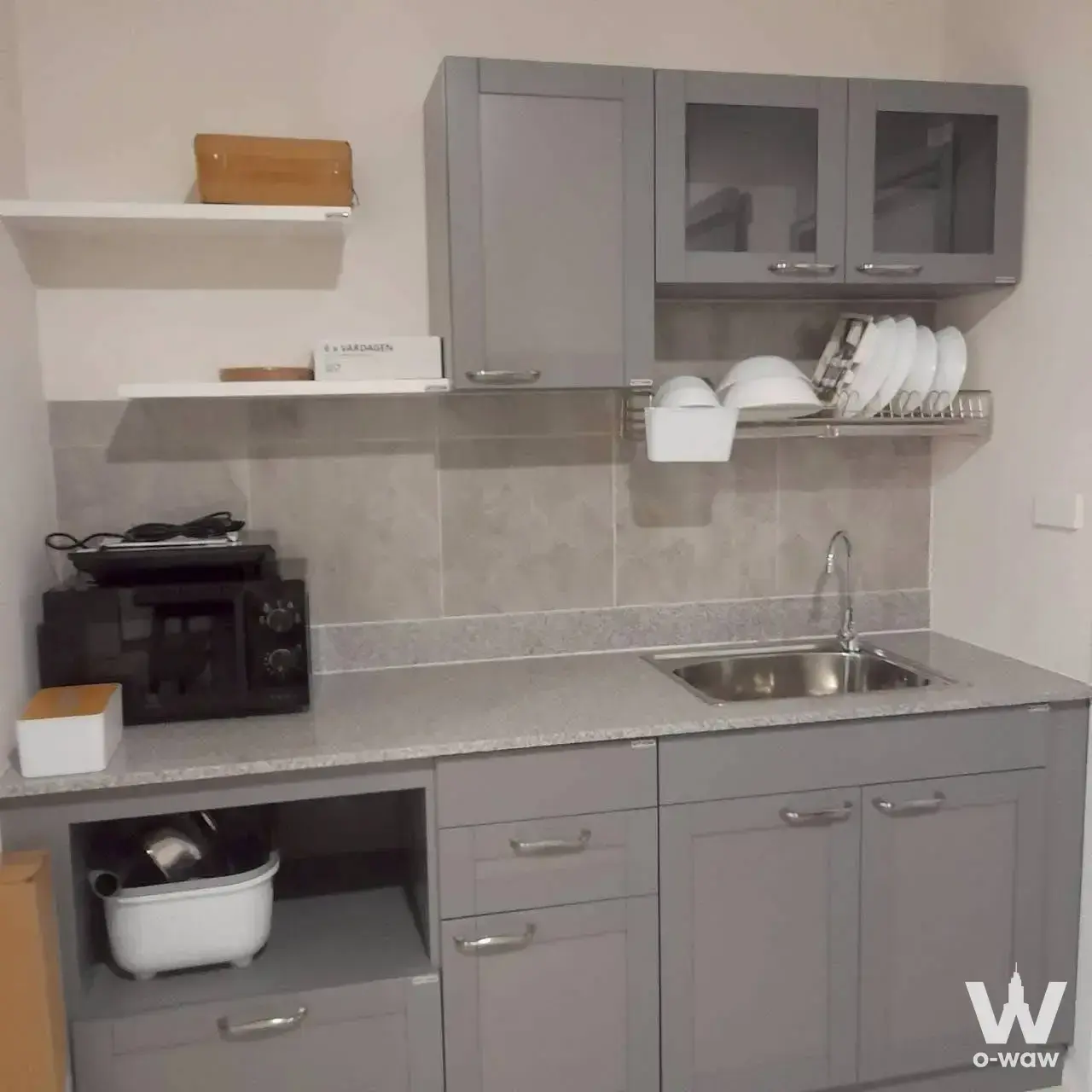 2-bed townhouse for rent in Altitude Kraf Bangna with grey shaker cabinetry and marble-look backsplash