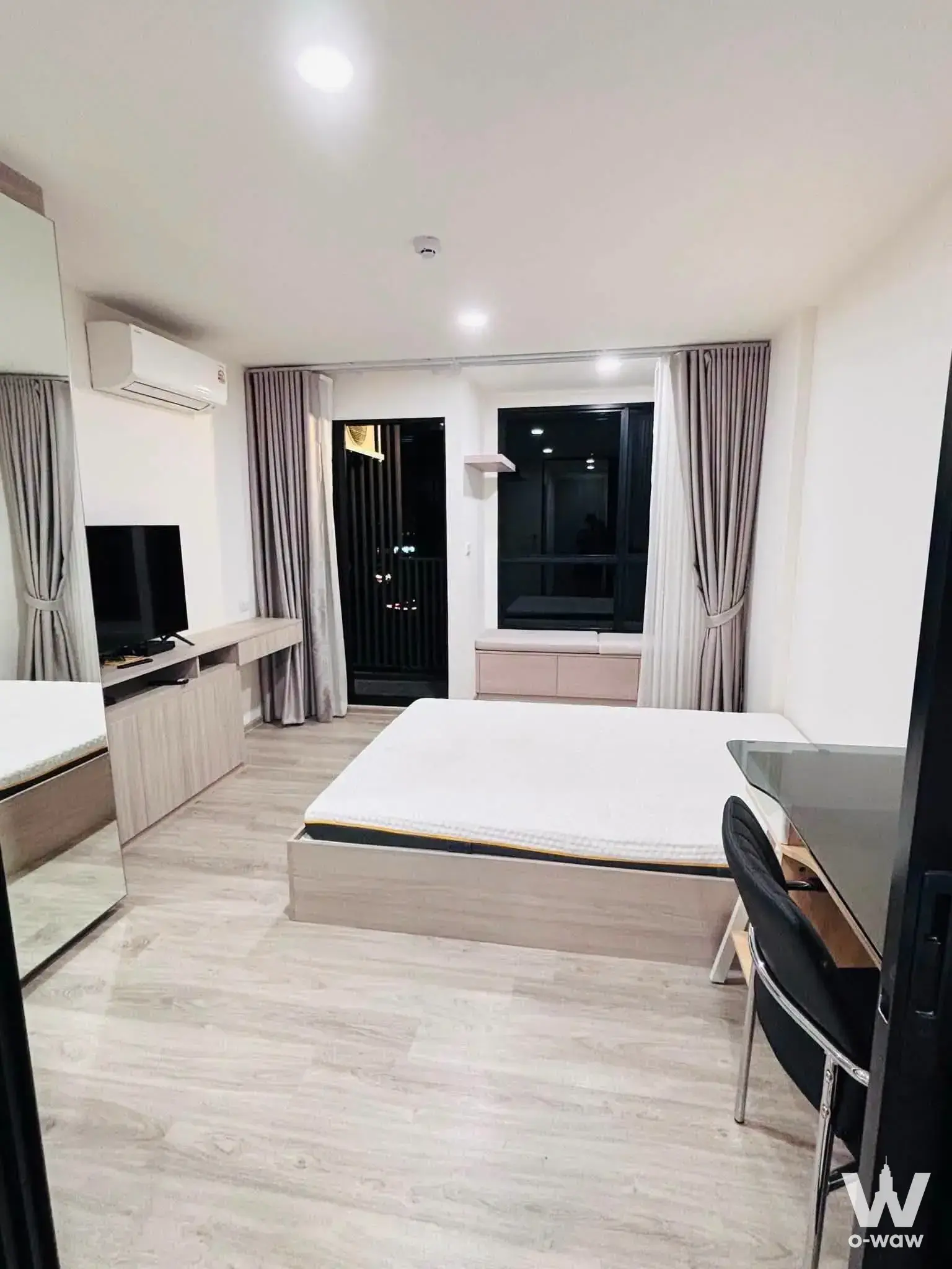 Near MRT Si Udom Station, with easy access to Srinakarin and Bangna.