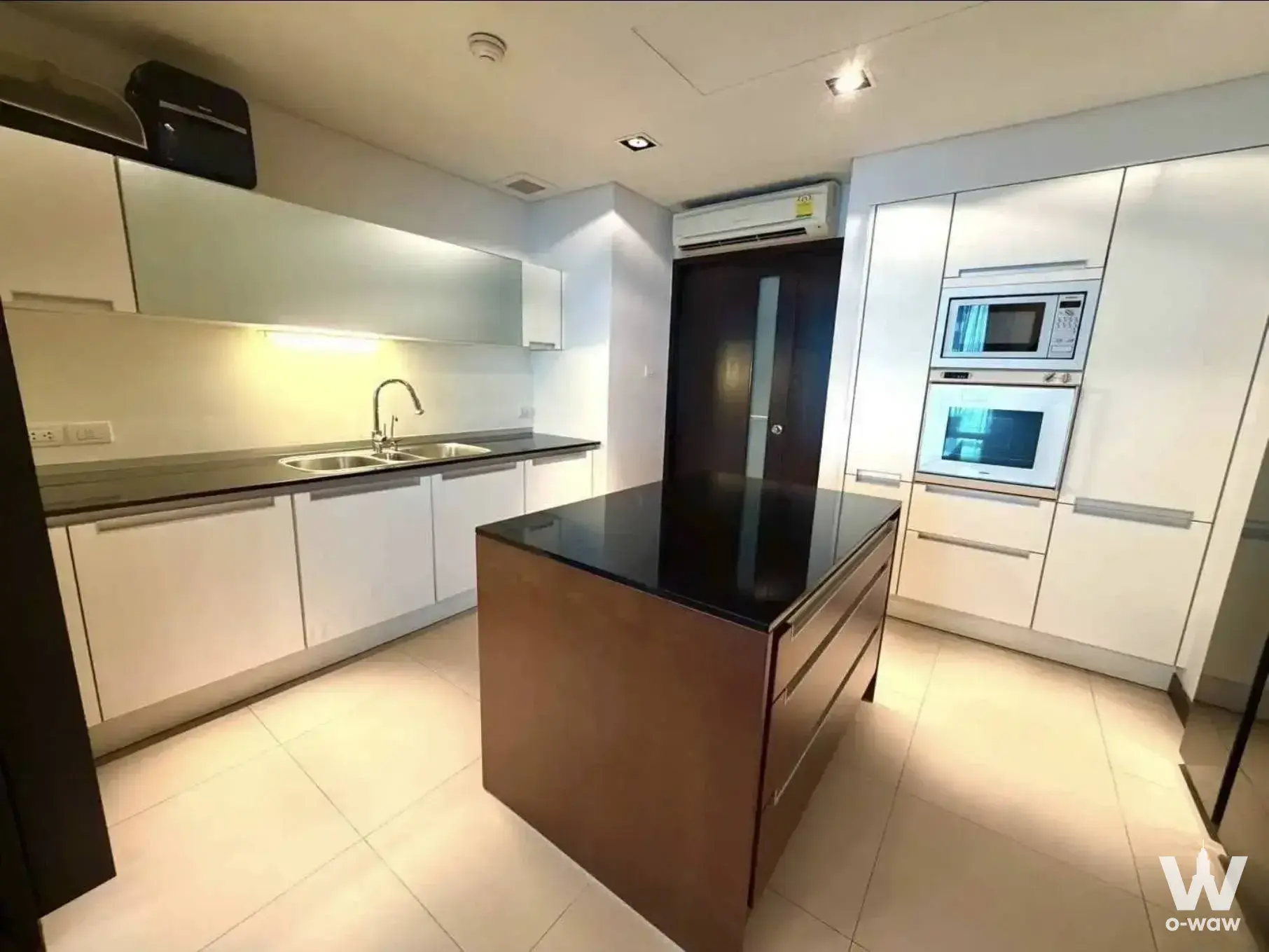 Condo with 3 bedrooms for rent at The Park Chidlom — photo 2 of 5