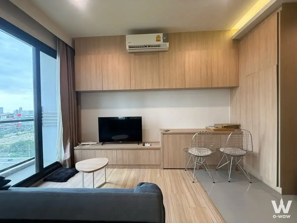 1-bed condo for rent in M Jatujak with light-wood cabinetry, a built-in desk, and floor-to-ceiling windows