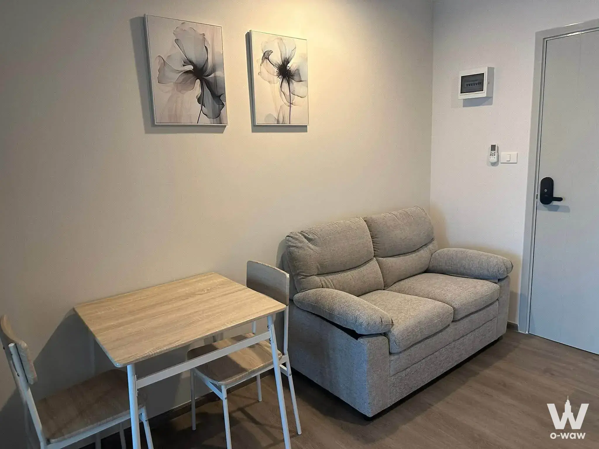 Living room in 1-bed condo for rent in Regent Home Wutthakat