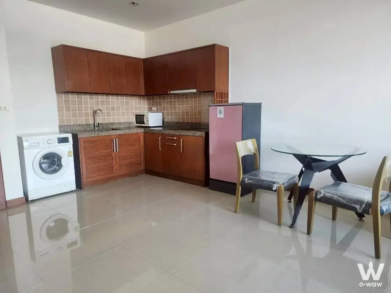 1-bed condo for rent in Pattaya City Resort with dark wood cabinetry and granite countertops