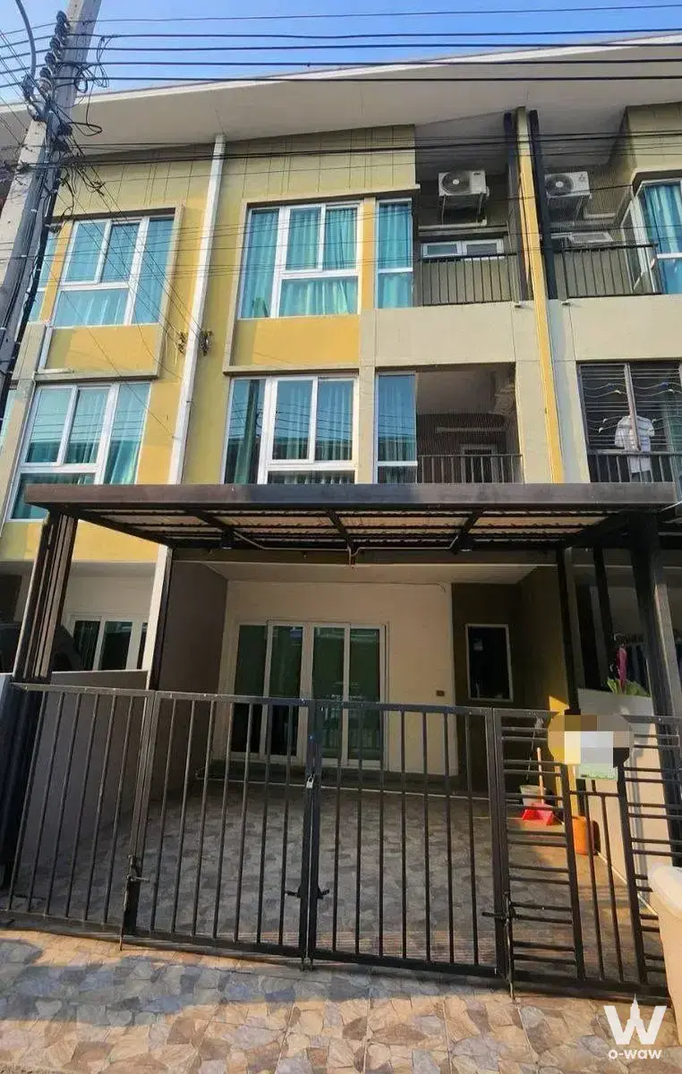 Townhouse with 3 bedrooms for rent at เบล็สทาวน์ ศรีนครินทร์-หนามแดง — photo 1 of 5