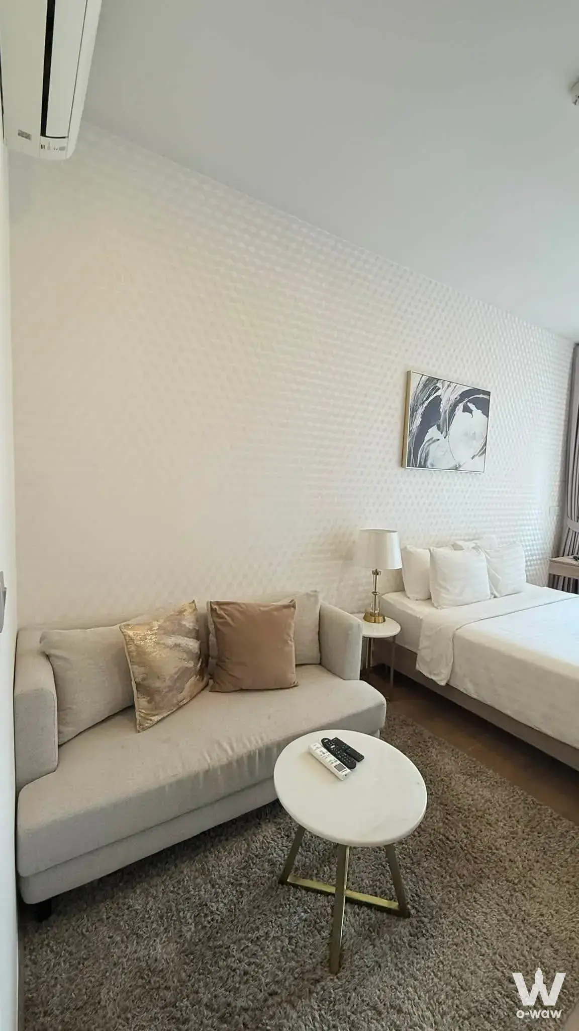 1-bed condo for rent in Park Origin Phaya Thai bedroom with textured wallpaper and gold accents