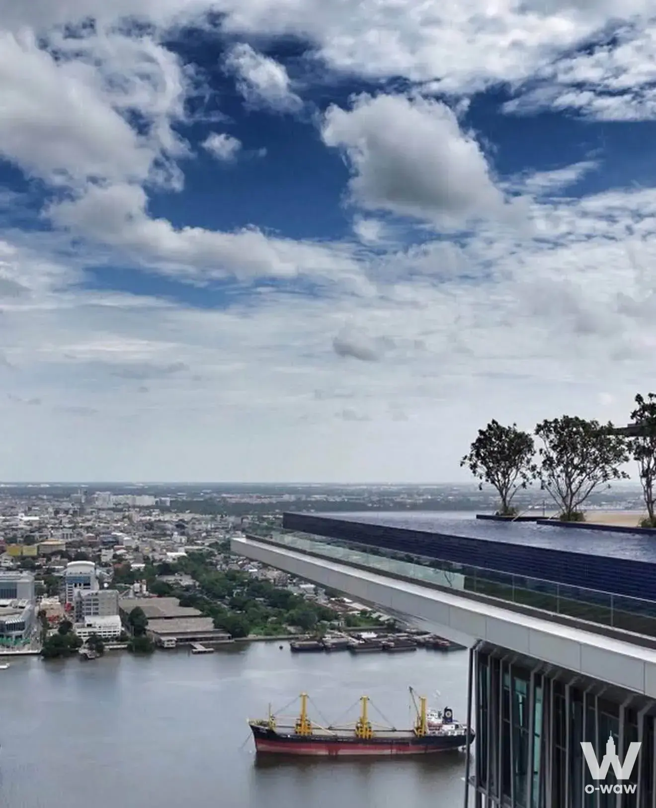 Rooftop infinity pool overlooking the river and skyline from a 2-bed condo for rent at StarView Rama 3