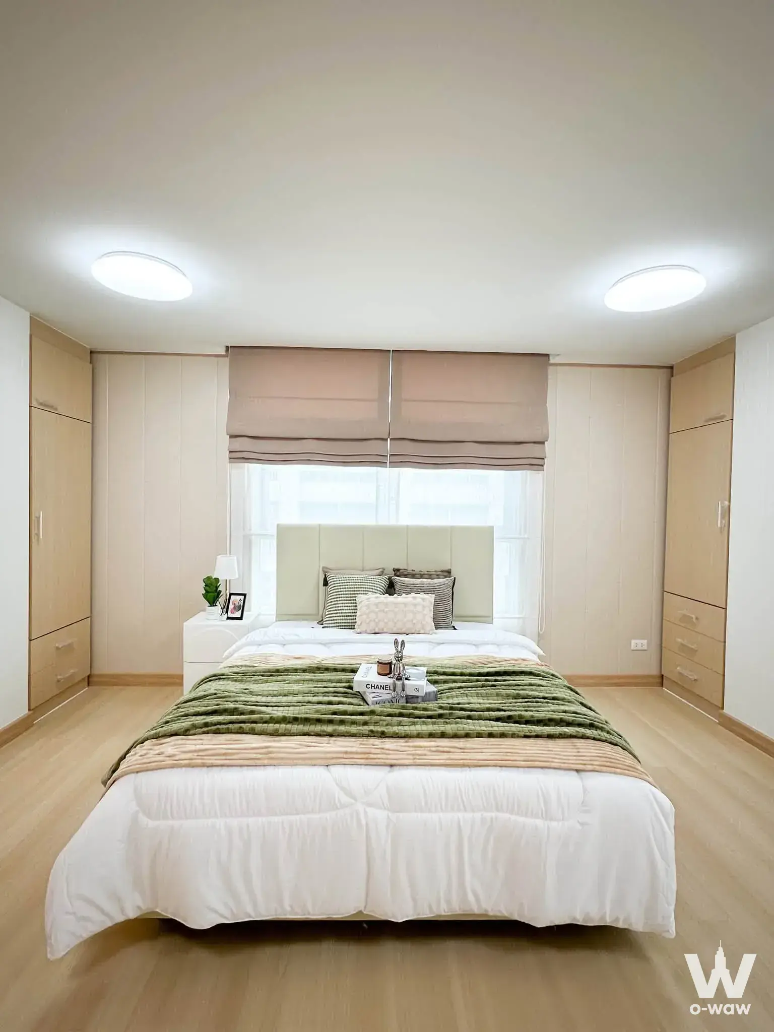 Huai Khwang / Sutthisan area, near MRT Huai Khwang and MRT Sutthisan stations (5-10 minutes), close to The Street Ratchada, Central Rama 9, and Central Ladprao