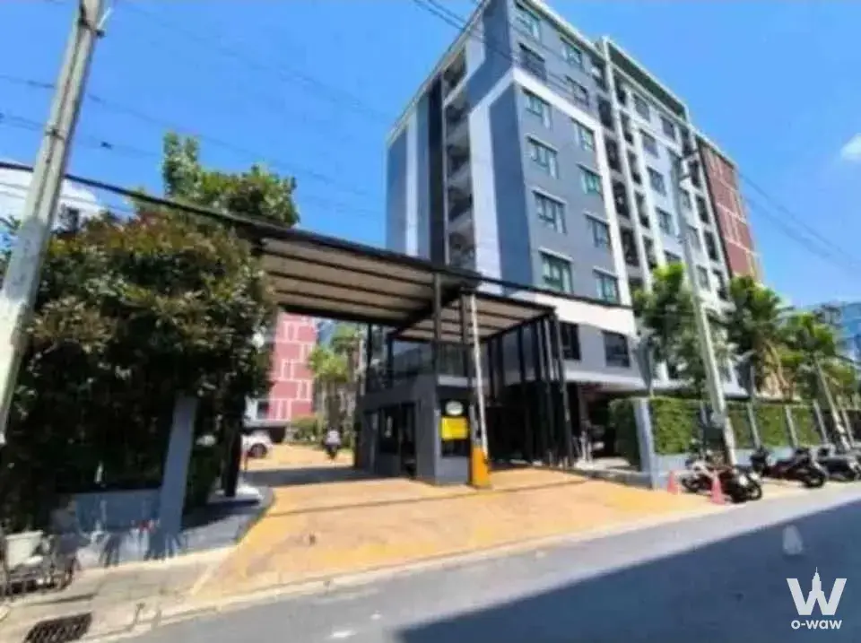 Next to Ramkhamhaeng Hospital, near GAT, Huamark Police Station, and Yellow Line Sri Kritha Station