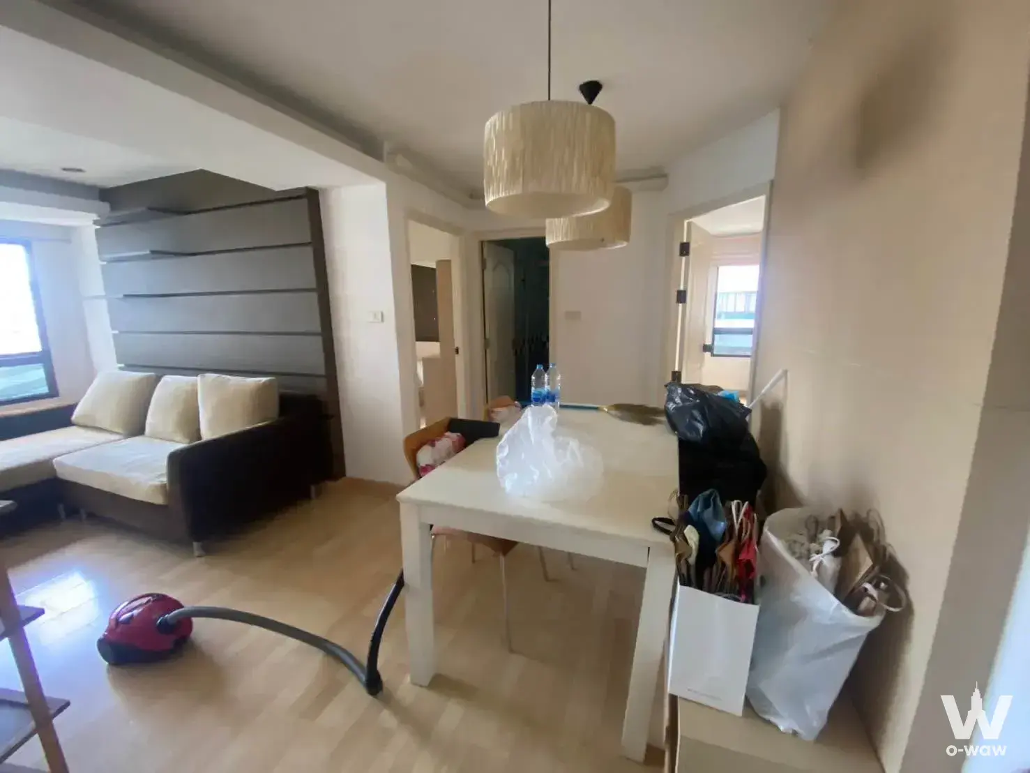 2-bed condo for sale in Lumpini Place Rama 3 - Charoen Krung showing dark slat feature wall and pendant lights