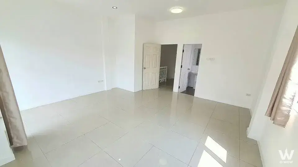 Lumpini Town Ville Srinakarin empty room with beige tile floors and natural light from window