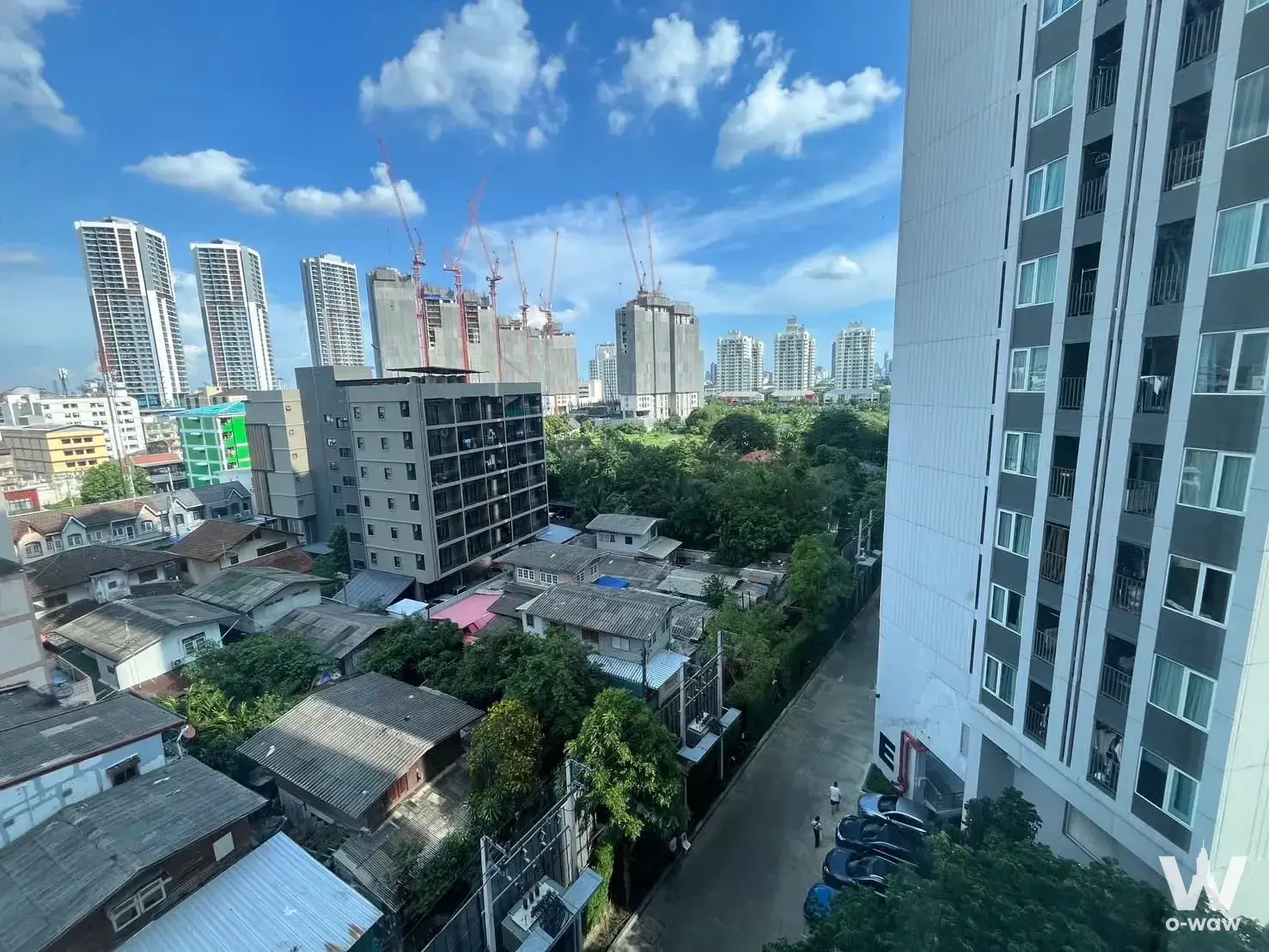 Ratchada-Hua Khwang area, near Hua Khwang MRT station (approx. 5 minutes)