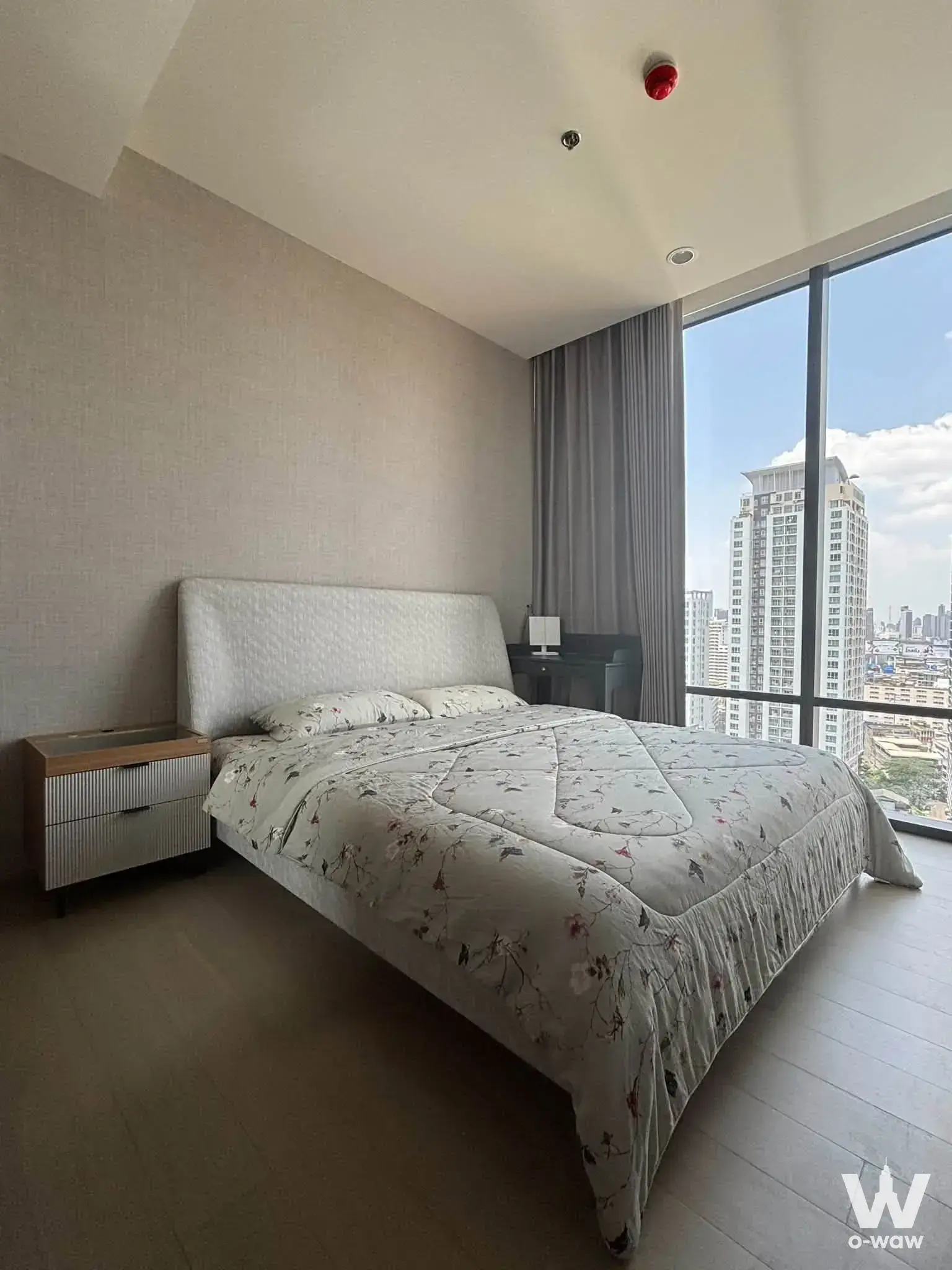 Near BTS National Stadium (400m), Airport Link Ratchaprarop (800m), King Power Complex (25m), Century Movie Plaza (400m)