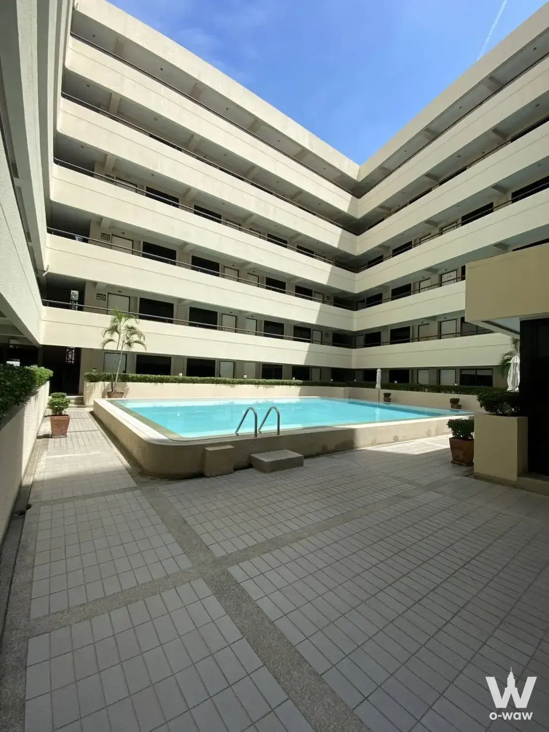 Pool courtyard at Baan Yuppayong condo for sale featuring retro modernist architecture