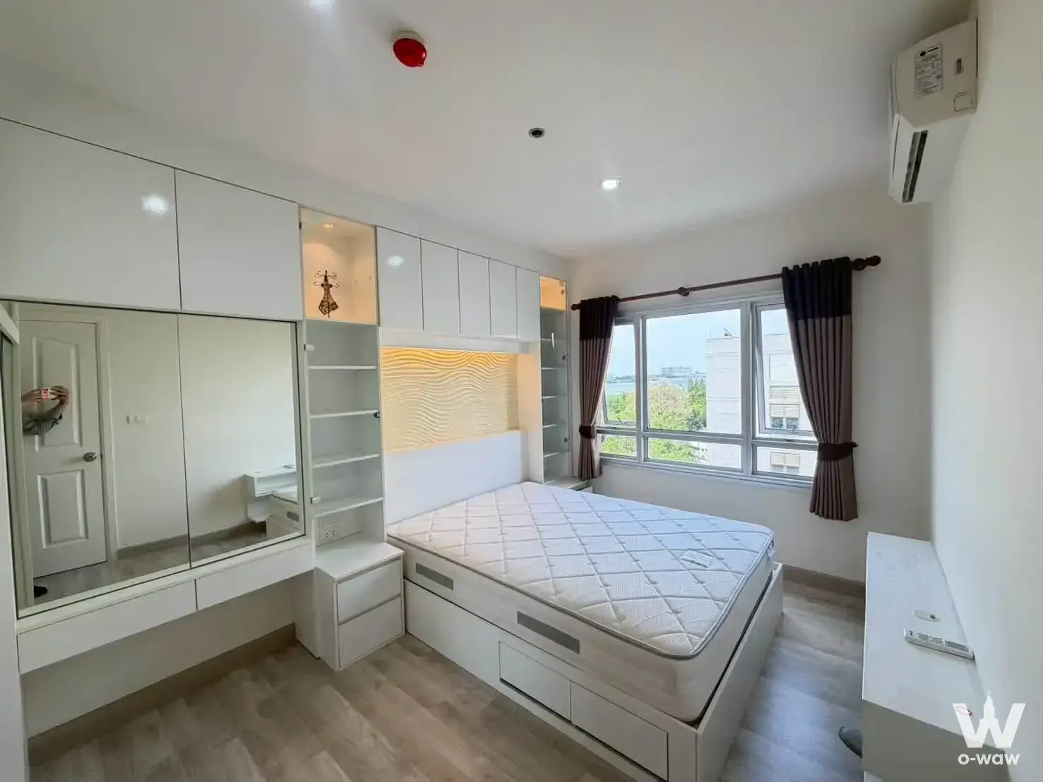 Master bedroom in Manor Sanambinnam condo featuring mirrored wardrobe and backlit headboard
