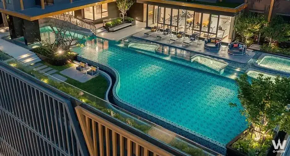 Near MRT Phetchaburi and BTS Thonglor