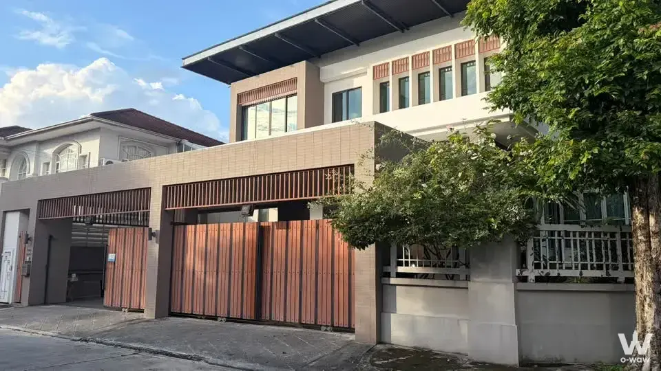 Srinakarin-Wongwaen, near Kasetsin Expressway (Bang Phli-Suk Sawat), Samut Prakan. Close to GO Wholesale, Lotus Srinakarin, Thai Wudi, HomePro, and Paolo Hospital Samut Prakan.