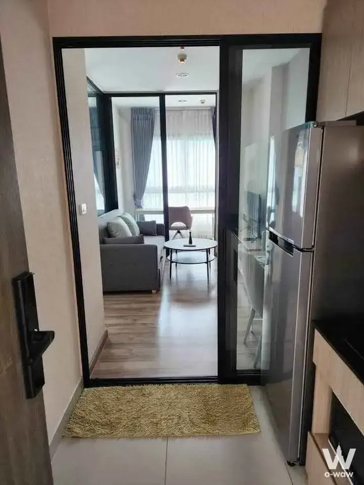 Entryway with smart lock and sliding glass partition in Niche MONO Charoen Nakhon
