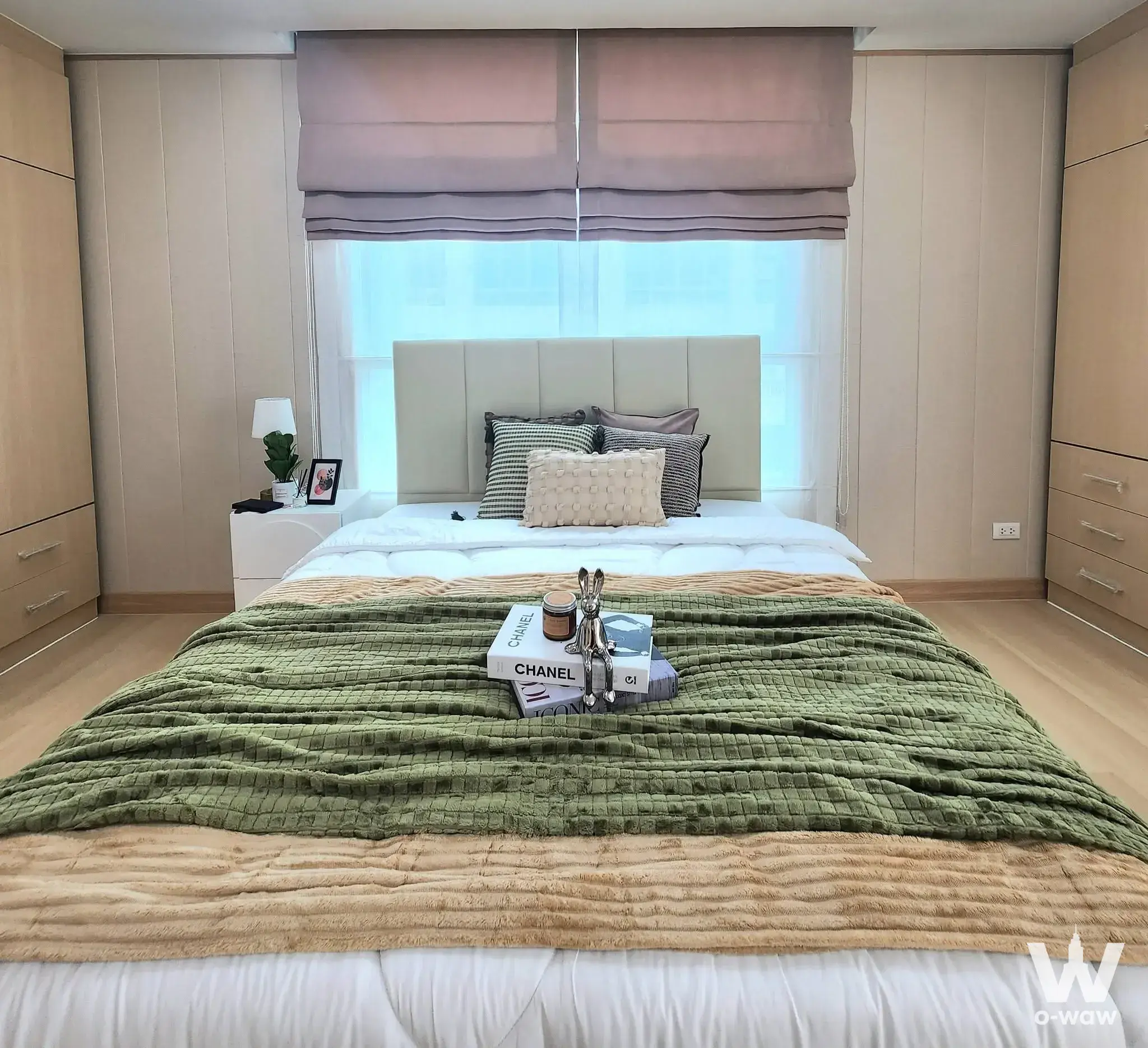 Bright bedroom in Ratchada City 18 Condo with king bed, built-in wardrobes, and floor-to-ceiling window