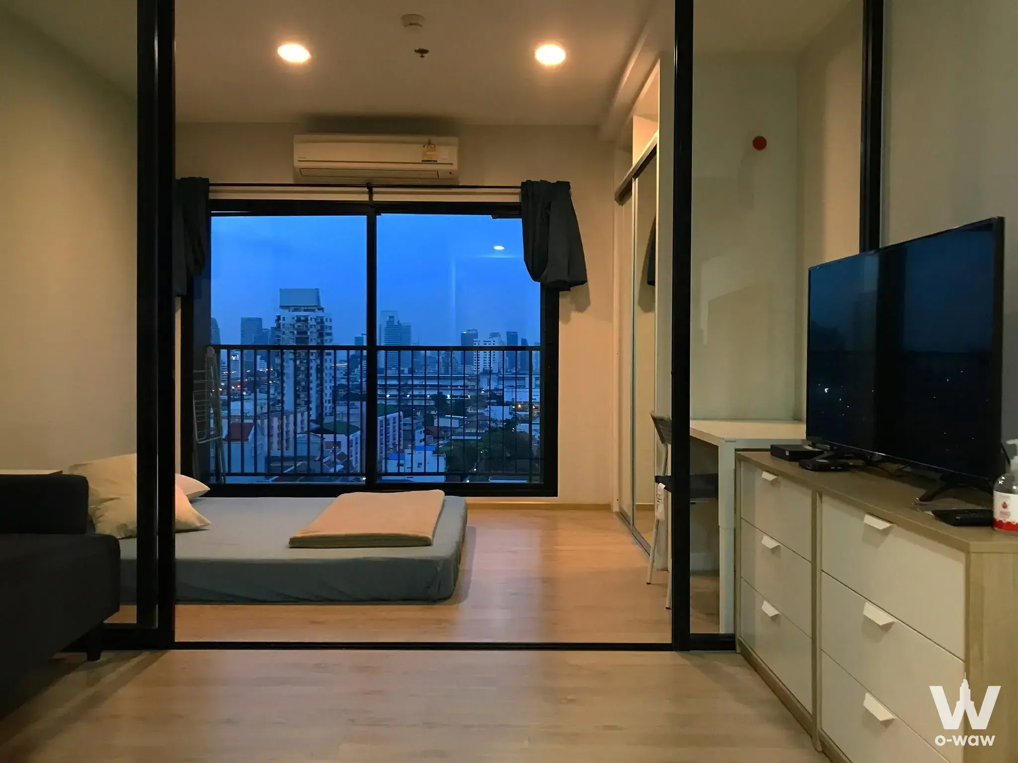 1-bed condo for sale in Fuse Miti Sutthisan featuring glass partition and city skyline view