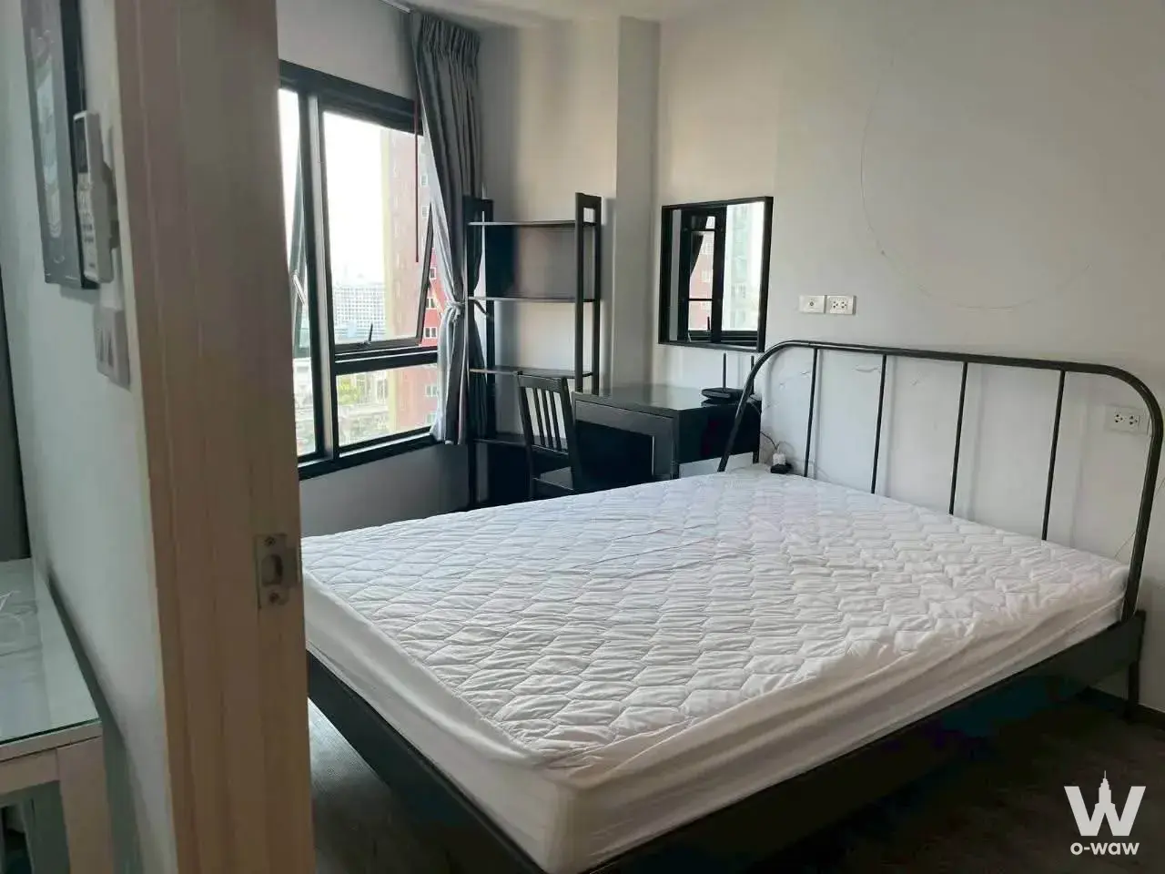 Near Huamark Station (Airport Rail Link and Yellow Line MRT), close to shopping malls and hospitals