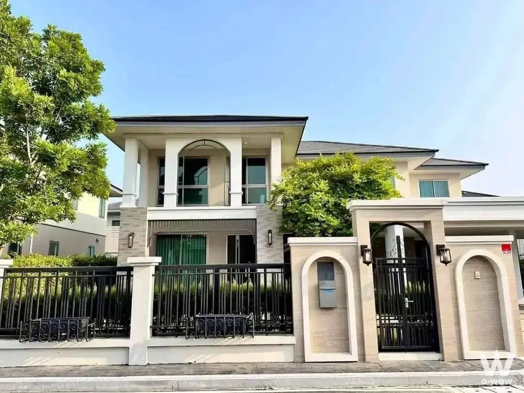 Sukhumvit 77, adjacent to Robinson Ladkrabang, within 15 minutes of Suvarnabhumi Airport