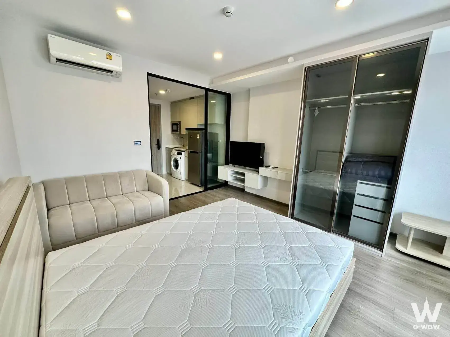 Condo with 1 bedroom for rent at Huai Khwang, Bangkok, Thailand — photo 3 of 5