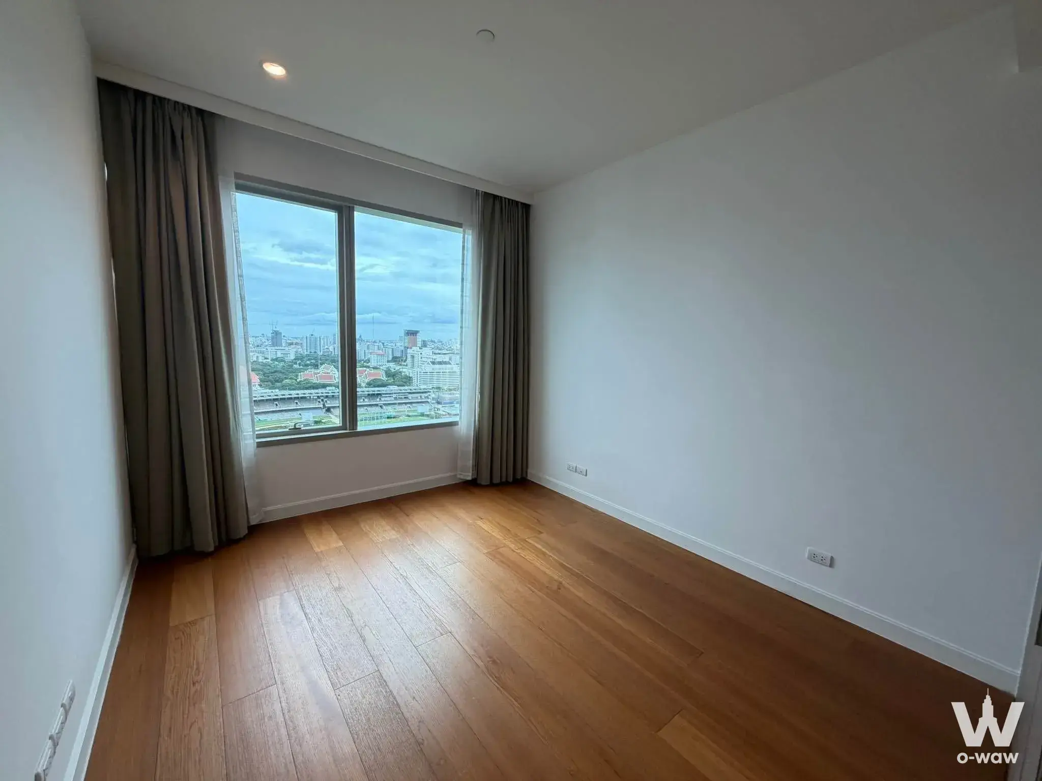 Condo with 3 bedrooms for rent at 185 Rajadamri — photo 3 of 5
