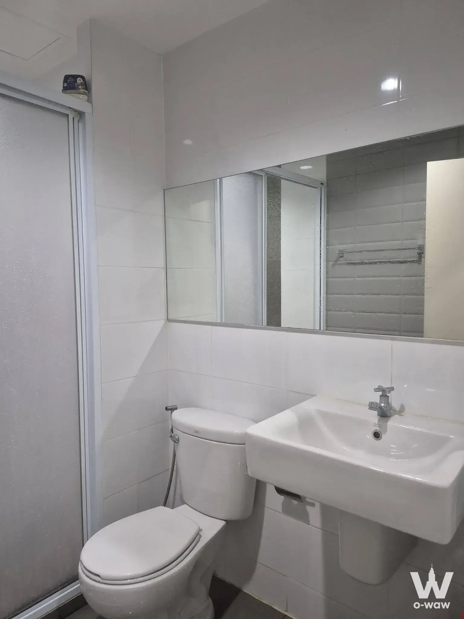 Compact bathroom in a 1-bed condo for sale at Aspire Sukhumvit 48 with white tile and glass shower