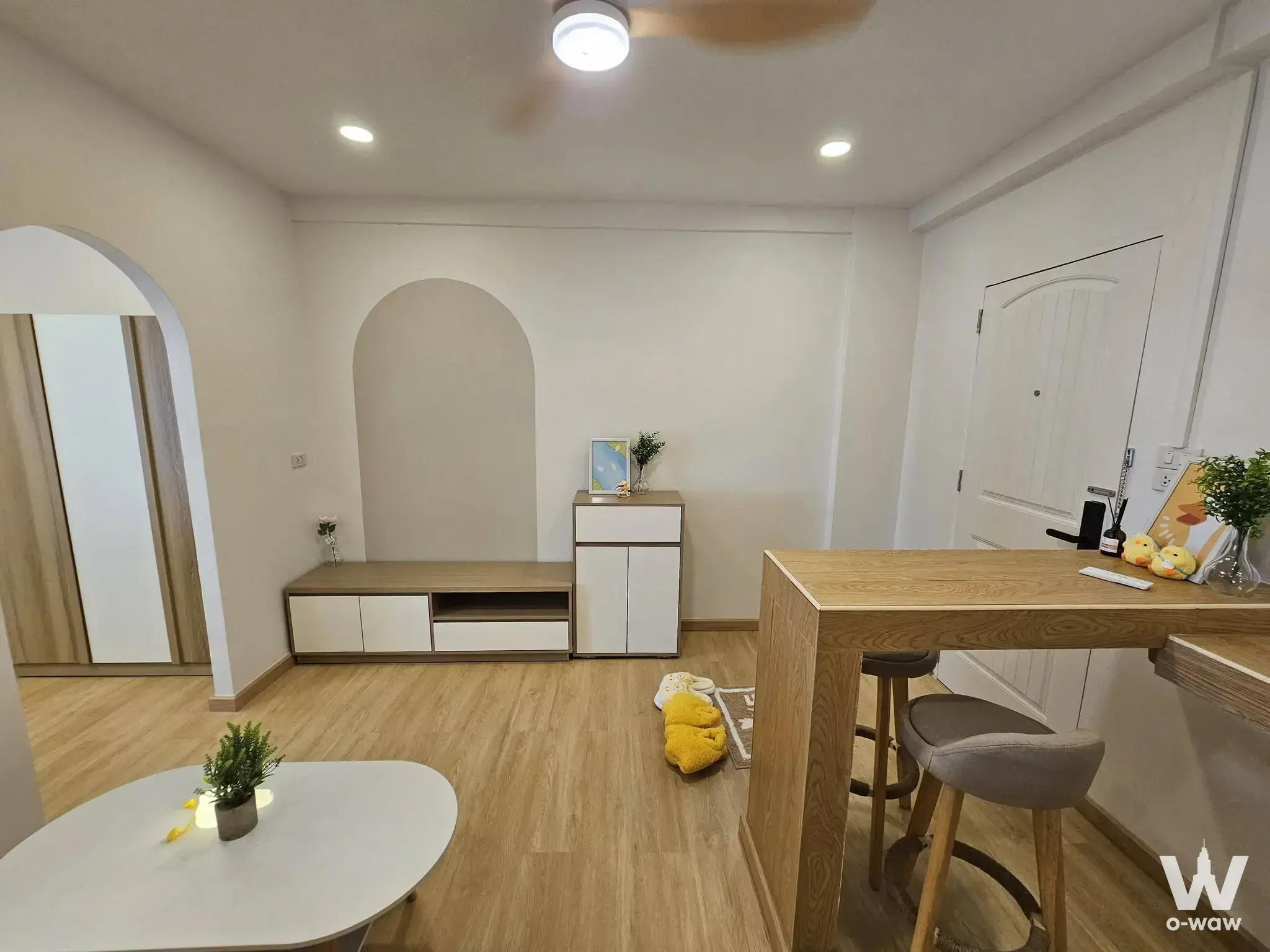 1-bed condo for sale in Palm Condo Town 3 with light wood floors and arched niche