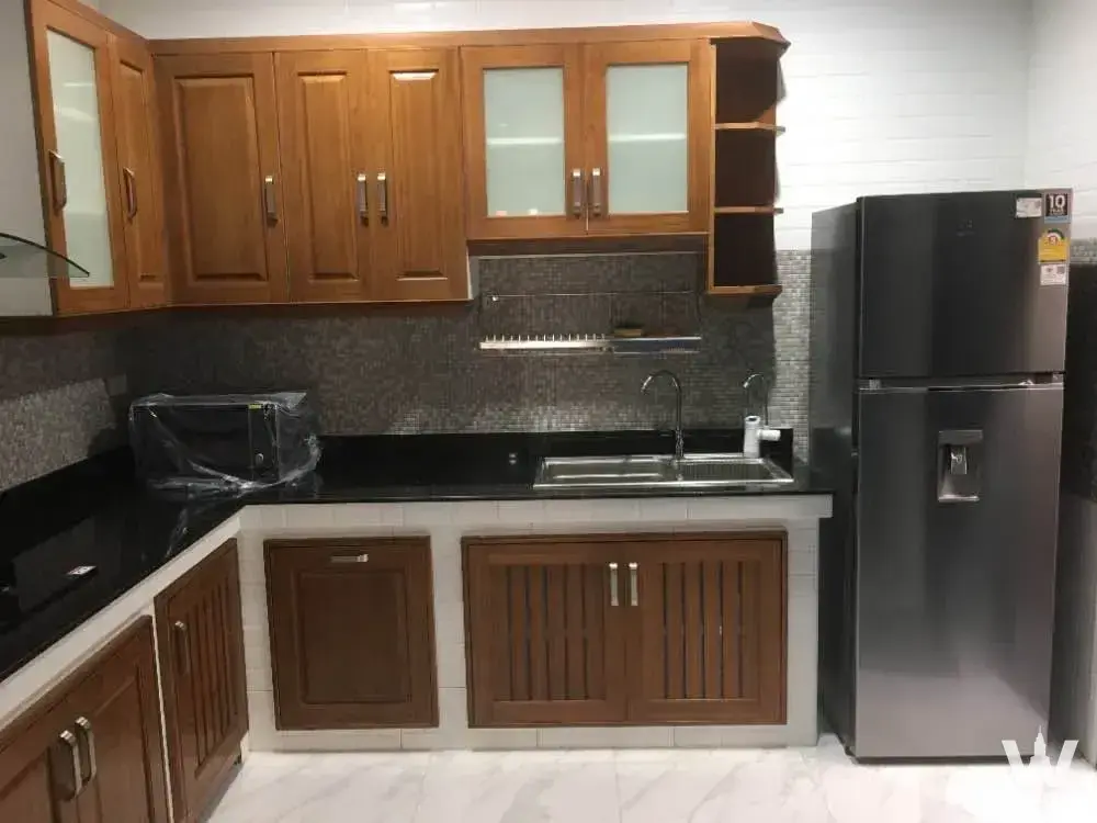 Fully equipped 3-bed house kitchen in Haus 35 with dark grey mosaic backsplash and black granite countertops