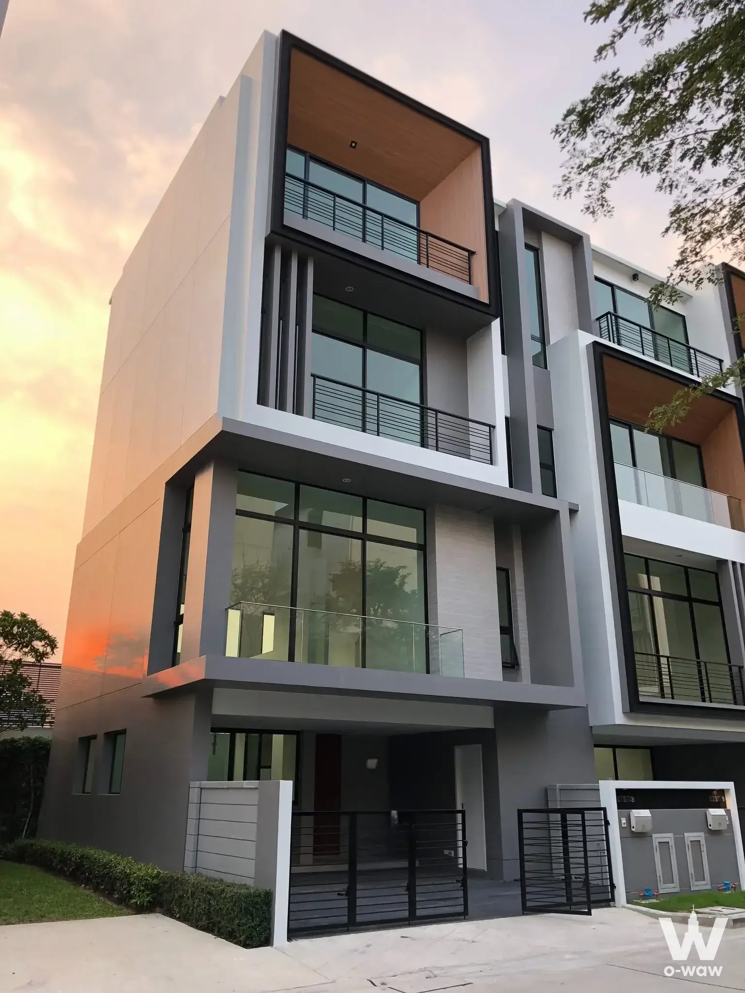 Rama 9 / Ramkhamhaeng area, near The Nine, Seree Market, Samitivej Sri Nakarin Hospital, Bangkok Krung Thep Maha Nua. Accessible via Rama 9 Road, Ramkhamhaeng Road, and Phatthanakorn Road.