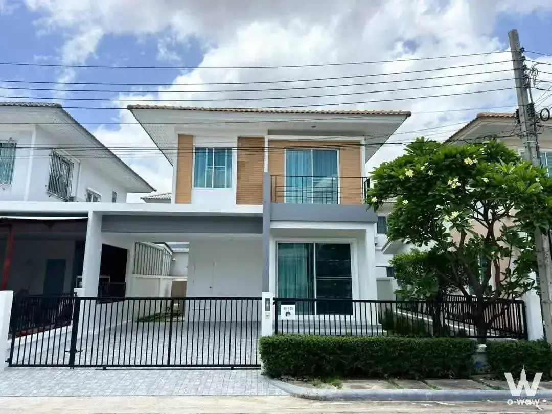 Modern 3-bed house for sale in Groove Ville Bangna with white exterior and teal-tinted doors