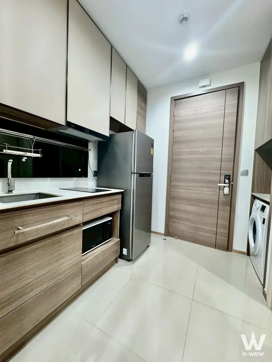 1-bed condo for rent in THE LINE Phahon-Pradipat kitchenette with black glass backsplash and smart lock