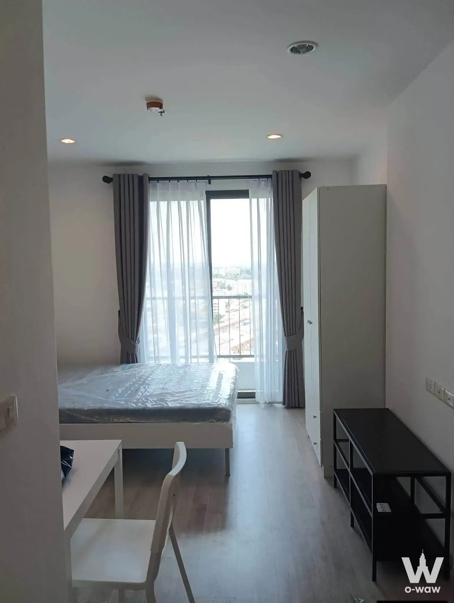 Near MRT Bang Khun Non Station (200 meters / 3 minutes)