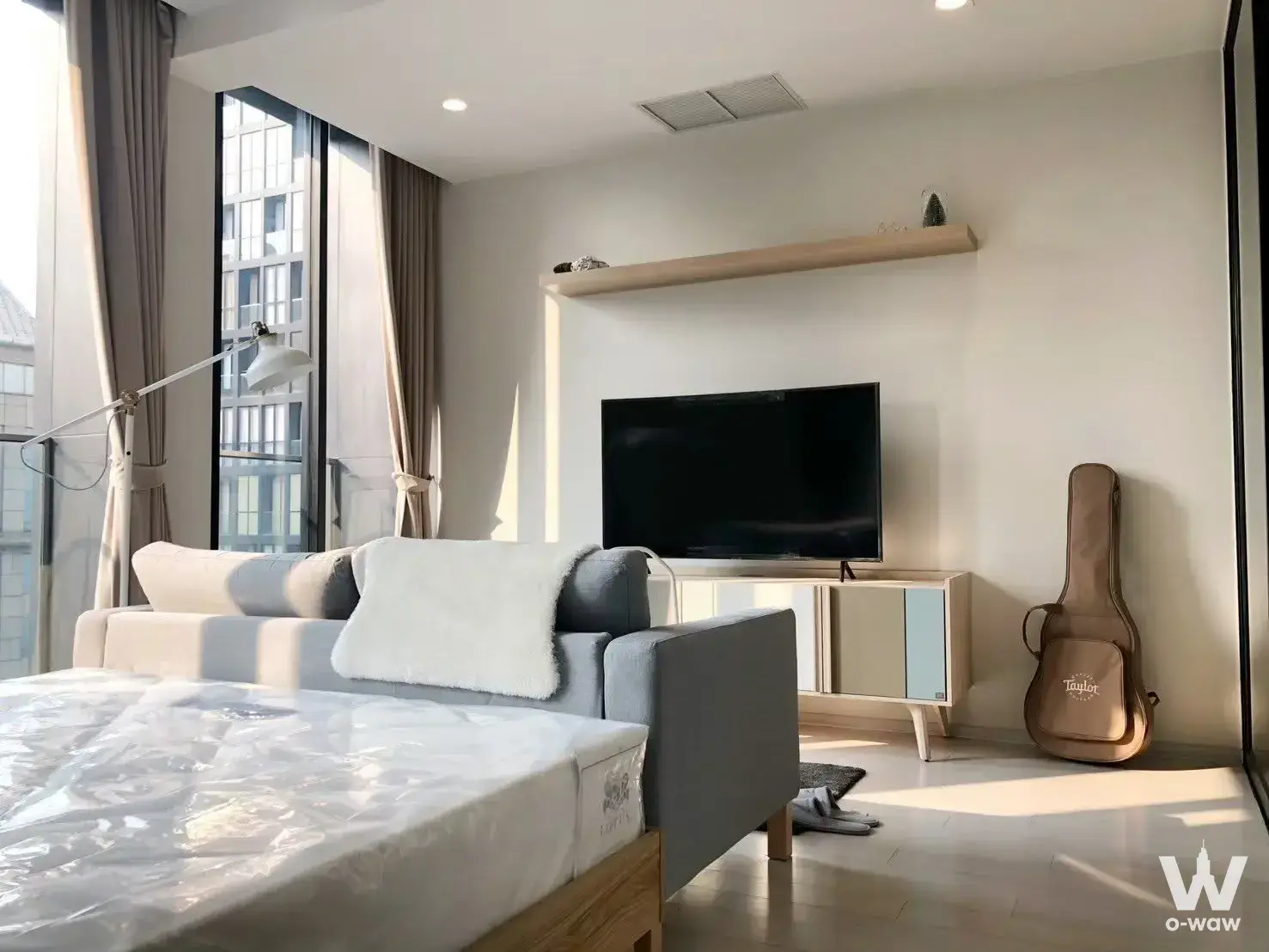 Condo with 1 bedroom for sale at Noble Ploenchit — photo 2 of 5