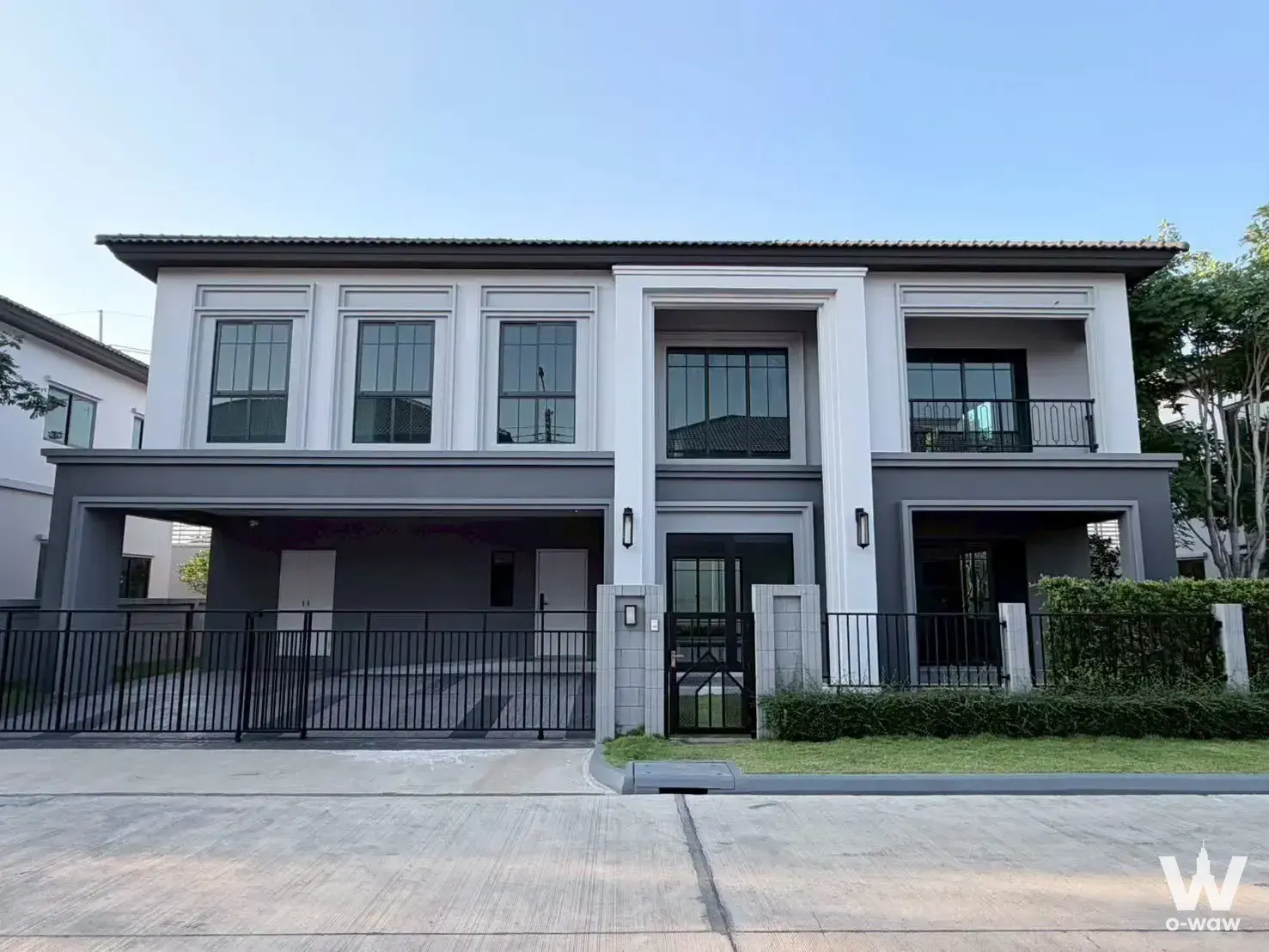 Condo with 4 bedrooms for sale at Grand Britania Wongwaen-Ramintra — photo 1 of 5