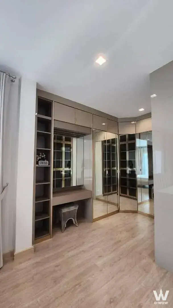 4-bed house for rent in Casa Ville Donmuang-Songprapa showcasing a walk-in dressing room with taupe built-in wardrobe