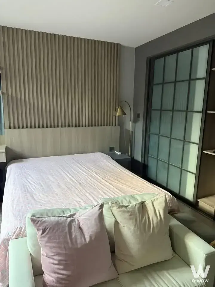 Near MRT Ratchada (650m), Rajavithi Hospital (400m)