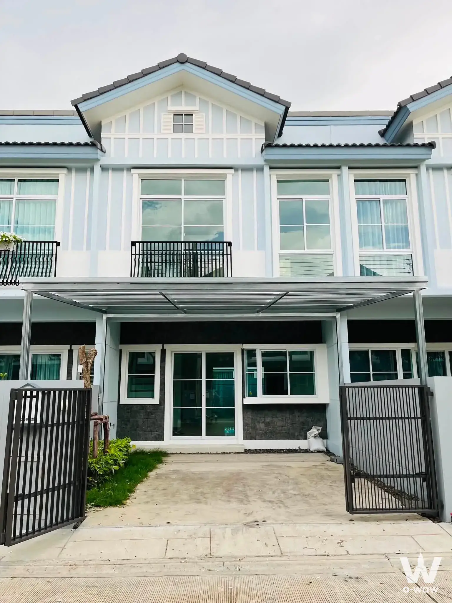 Near Praeksa Road, Mueang District, Samut Prakan. Close to Sukhumvit Road (1.5 km), Srinakarin Road (3.5 km), Kasetsart Ring Road Expressway, and BTS Praeksa Station (2.3 km).