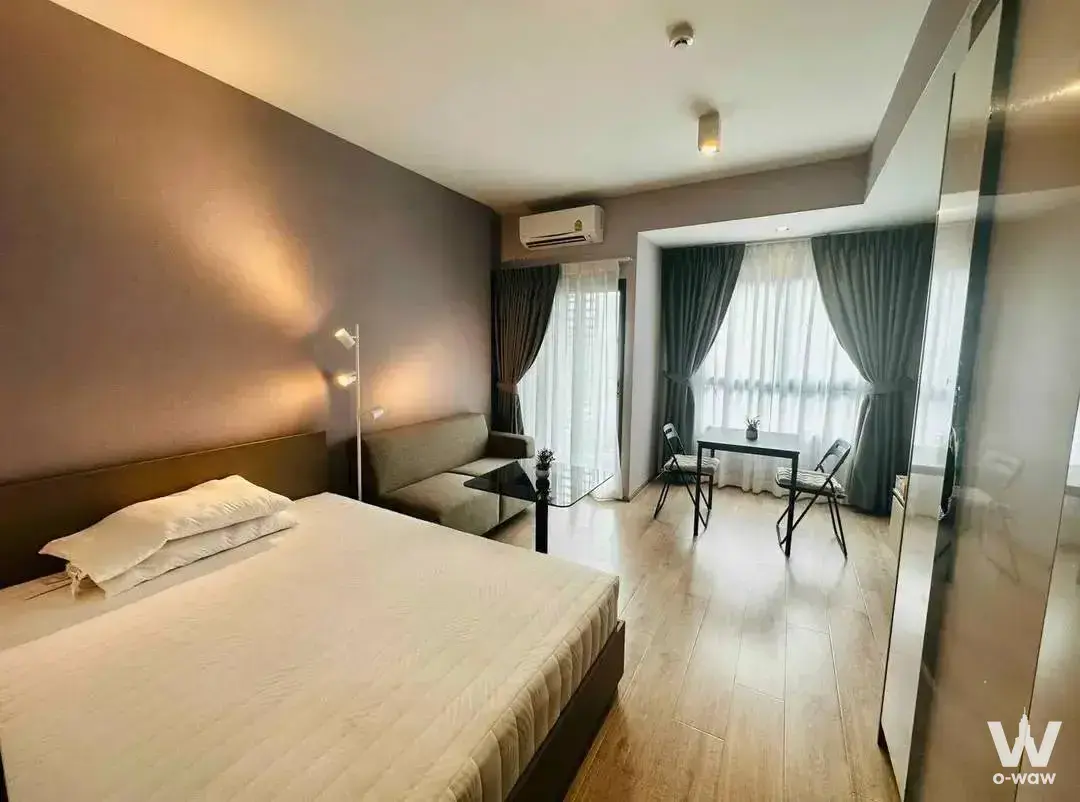 1-bed condo in IDEO Rama 9 - Asoke with sofa, dining nook, and balcony